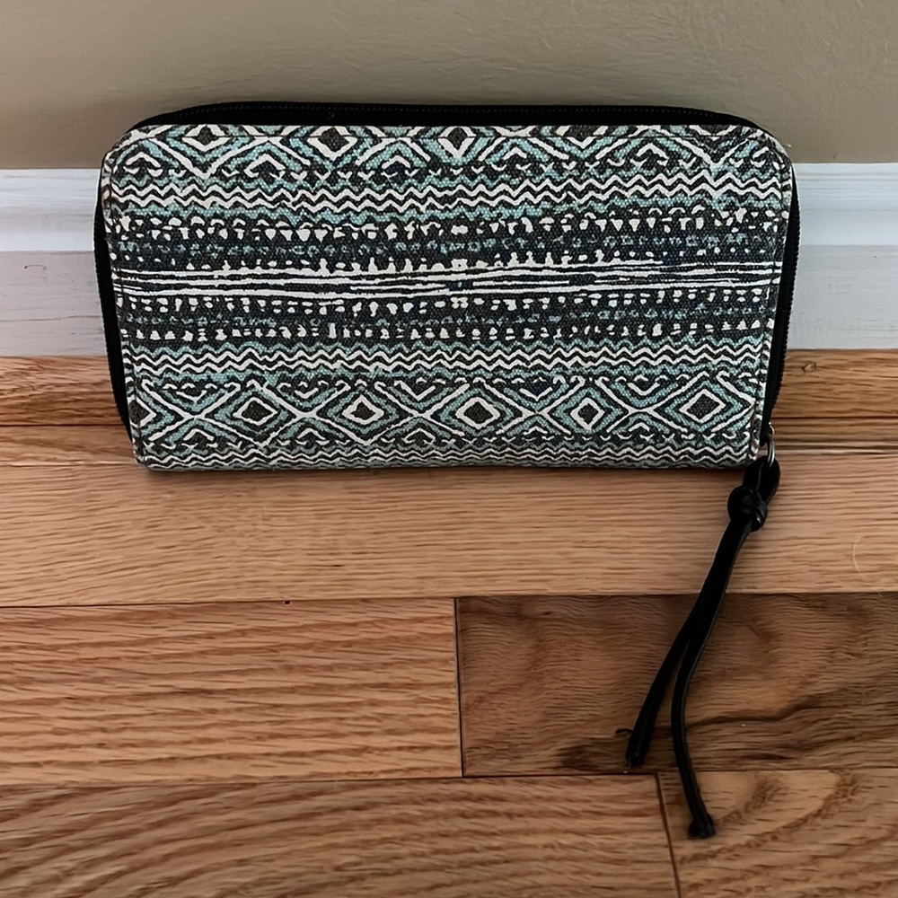 WOMENS VOLCOM ZIP AROUND PATTERNED WALLET - Picture 2 of 3